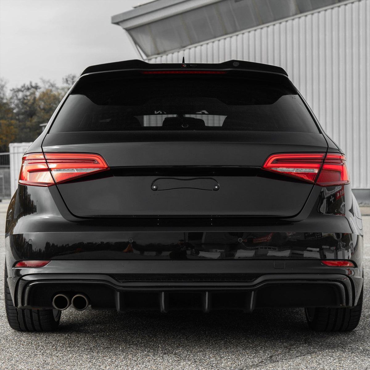 FLOW DOWN® Magnet-Kennzeichenhalter für Audi A3/S3/RS3 TT/RS – Rahmenlose Magnet-Kennzeichenhalter für eine unsichtbare, sichere und schnelle Befestigung. Perfekt für Fotoshootings und ein cleanes Fahrzeug-Design. Kompatibel mit Alu- und 3D-Kennzeichen sowie internationalen Nummernschildern.