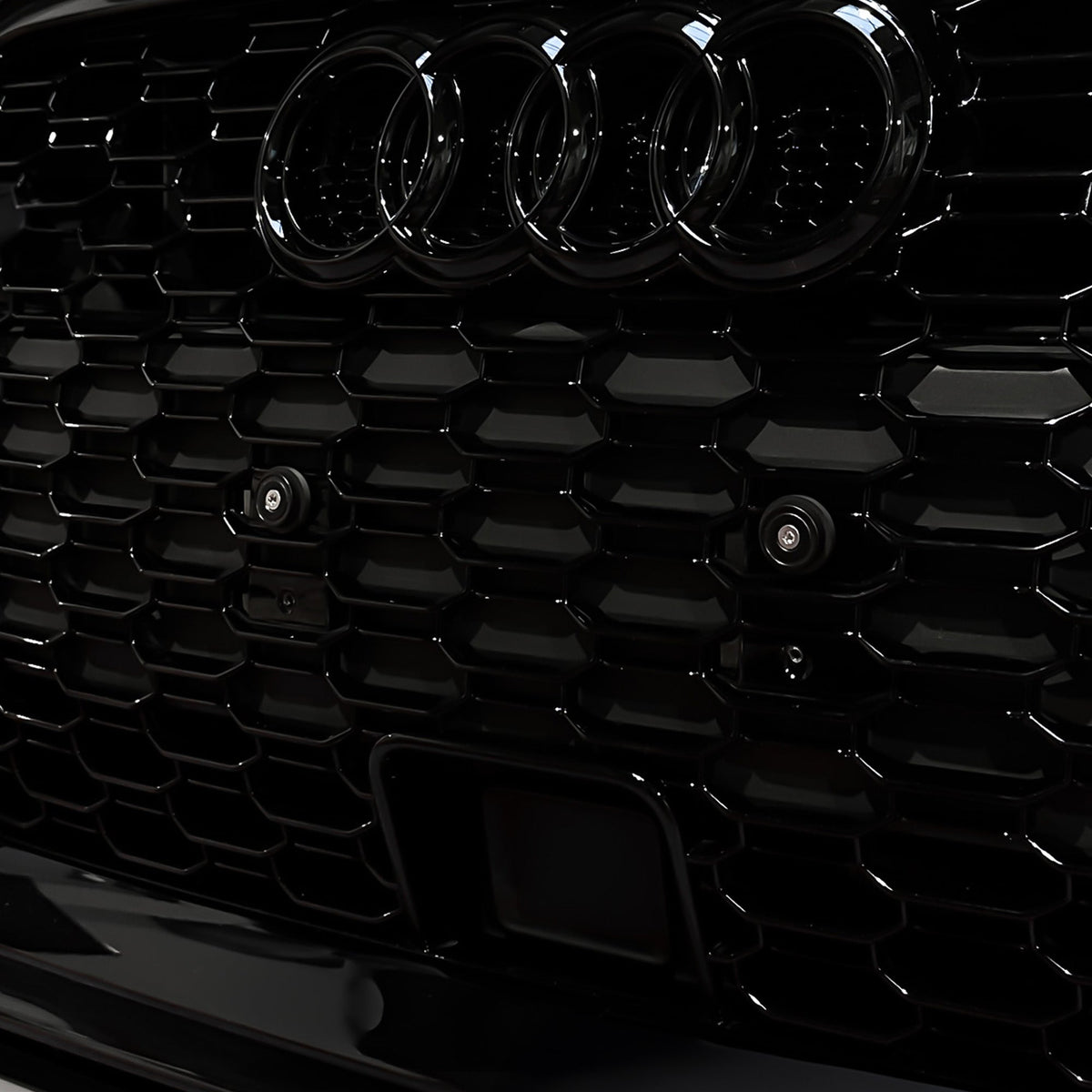FLOW DOWN® Magnet-Kennzeichenhalter für Audi A3/S3/RS3 TT/RS – Rahmenlose Magnet-Kennzeichenhalter für eine unsichtbare, sichere und schnelle Befestigung. Perfekt für Fotoshootings und ein cleanes Fahrzeug-Design. Kompatibel mit Alu- und 3D-Kennzeichen sowie internationalen Nummernschildern.