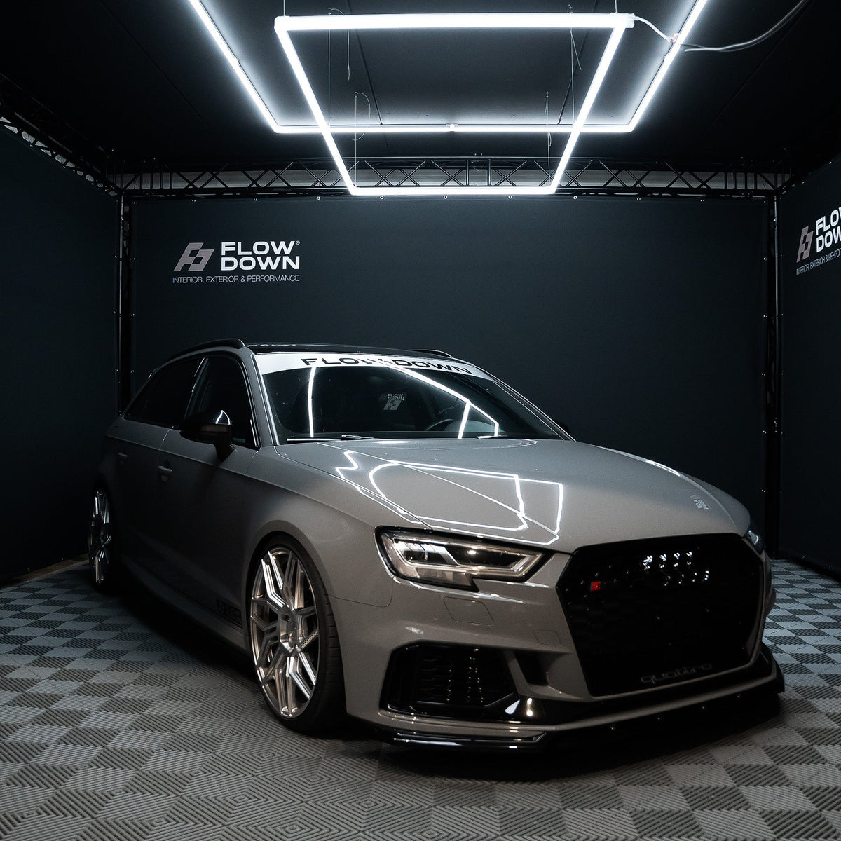 FLOW DOWN® Magnet-Kennzeichenhalter für Audi S3/RS3 8V – Rahmenlose Magnet-Kennzeichenhalter für eine unsichtbare, sichere und schnelle Befestigung. Ideal für Fotoshootings und ein cleanes Fahrzeug-Design. Kompatibel mit Alu- und 3D-Kennzeichen sowie internationalen Nummernschildern.