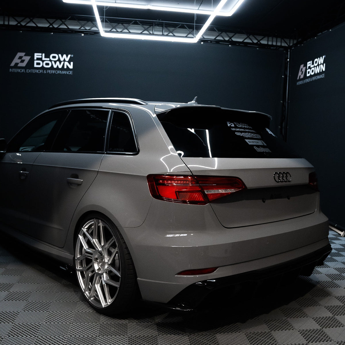 FLOW DOWN® Magnet-Kennzeichenhalter für Audi S3/RS3 8V – Rahmenlose Magnet-Kennzeichenhalter für eine unsichtbare, sichere und schnelle Befestigung. Ideal für Fotoshootings und ein cleanes Fahrzeug-Design. Kompatibel mit Alu- und 3D-Kennzeichen sowie internationalen Nummernschildern.