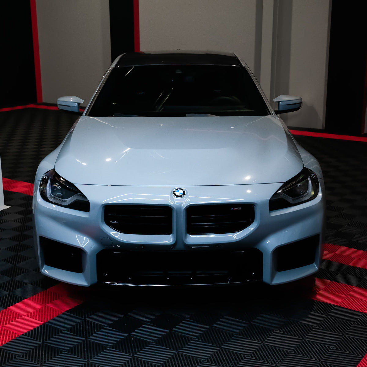 FLOW DOWN® Magnet-Kennzeichenhalter für BMW M2 (G87) – Rahmenlose Magnet-Kennzeichenhalter für eine unsichtbare, sichere und schnelle Befestigung. Perfekt für Fotoshootings und ein cleanes Fahrzeug-Design. Kompatibel mit Alu- und 3D-Kennzeichen sowie internationalen Nummernschildern. Inklusive Lackschonenden Pads für extra Schutz.