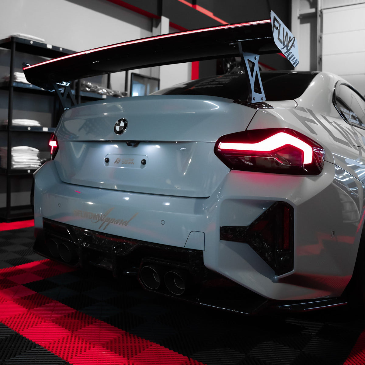 FLOW DOWN® Magnet-Kennzeichenhalter für BMW M2 (G87) – Rahmenlose Magnet-Kennzeichenhalter für eine unsichtbare, sichere und schnelle Befestigung. Perfekt für Fotoshootings und ein cleanes Fahrzeug-Design. Kompatibel mit Alu- und 3D-Kennzeichen sowie internationalen Nummernschildern. Inklusive Lackschonenden Pads für extra Schutz.