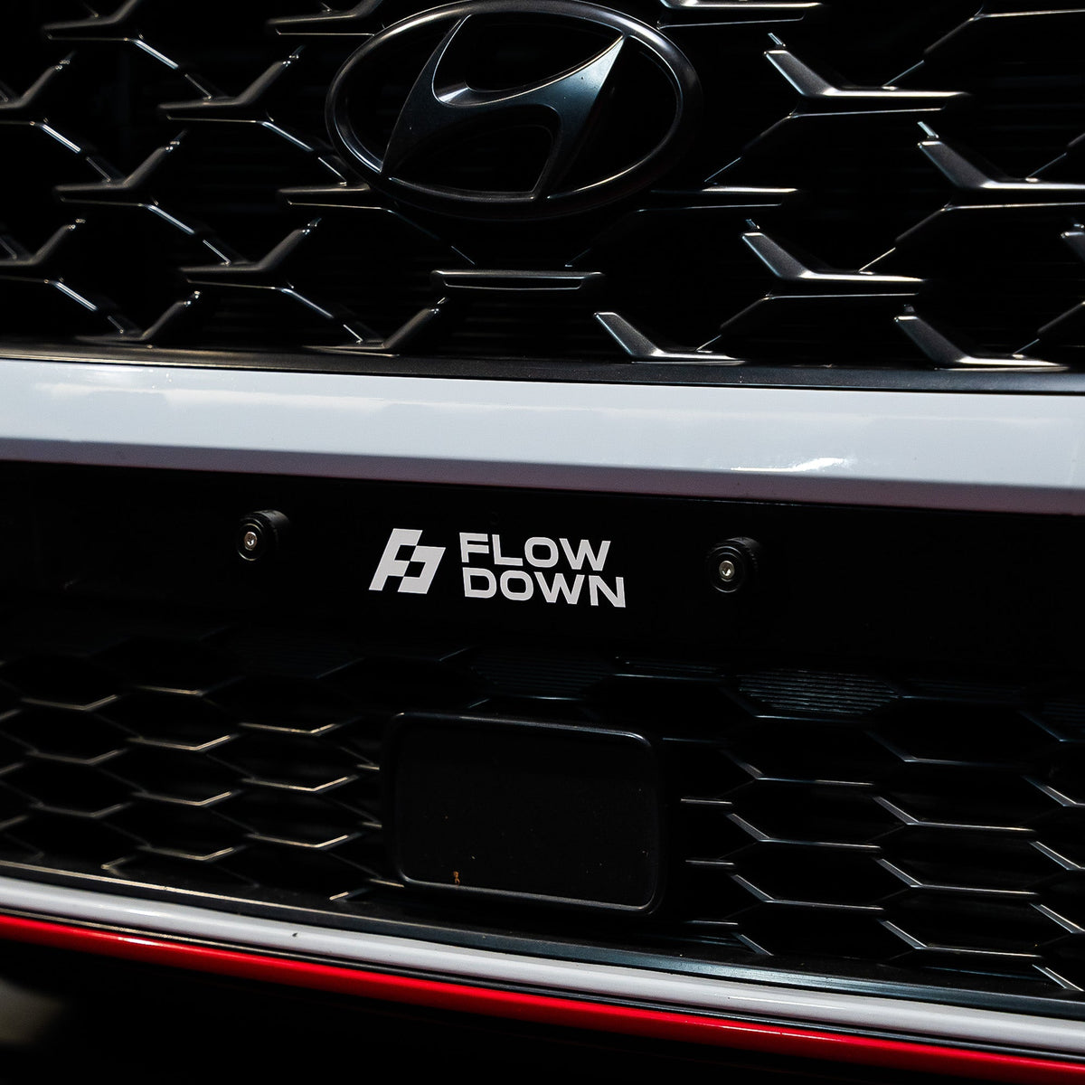 FLOW DOWN® Magnet-Kennzeichenhalter für Hyundai Kona N – Rahmenlose Magnet-Kennzeichenhalter für eine unsichtbare, sichere und schnelle Befestigung. Perfekt für Fotoshootings und ein cleanes Fahrzeug-Design. Kompatibel mit Alu- und 3D-Kennzeichen sowie internationalen Nummernschildern.