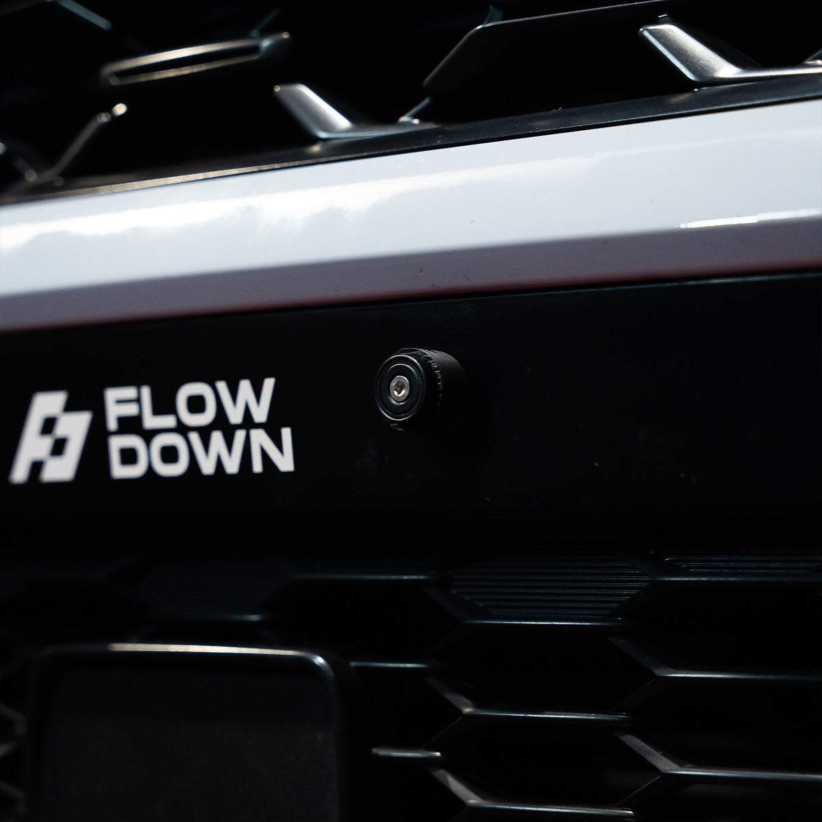 FLOW DOWN® Magnet-Kennzeichenhalter für Hyundai Kona N – Rahmenlose Magnet-Kennzeichenhalter für eine unsichtbare, sichere und schnelle Befestigung. Perfekt für Fotoshootings und ein cleanes Fahrzeug-Design. Kompatibel mit Alu- und 3D-Kennzeichen sowie internationalen Nummernschildern.